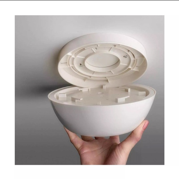 Motion/light activated Ceiling Light Battery Power 300 Lumen - Picture 3 of 3